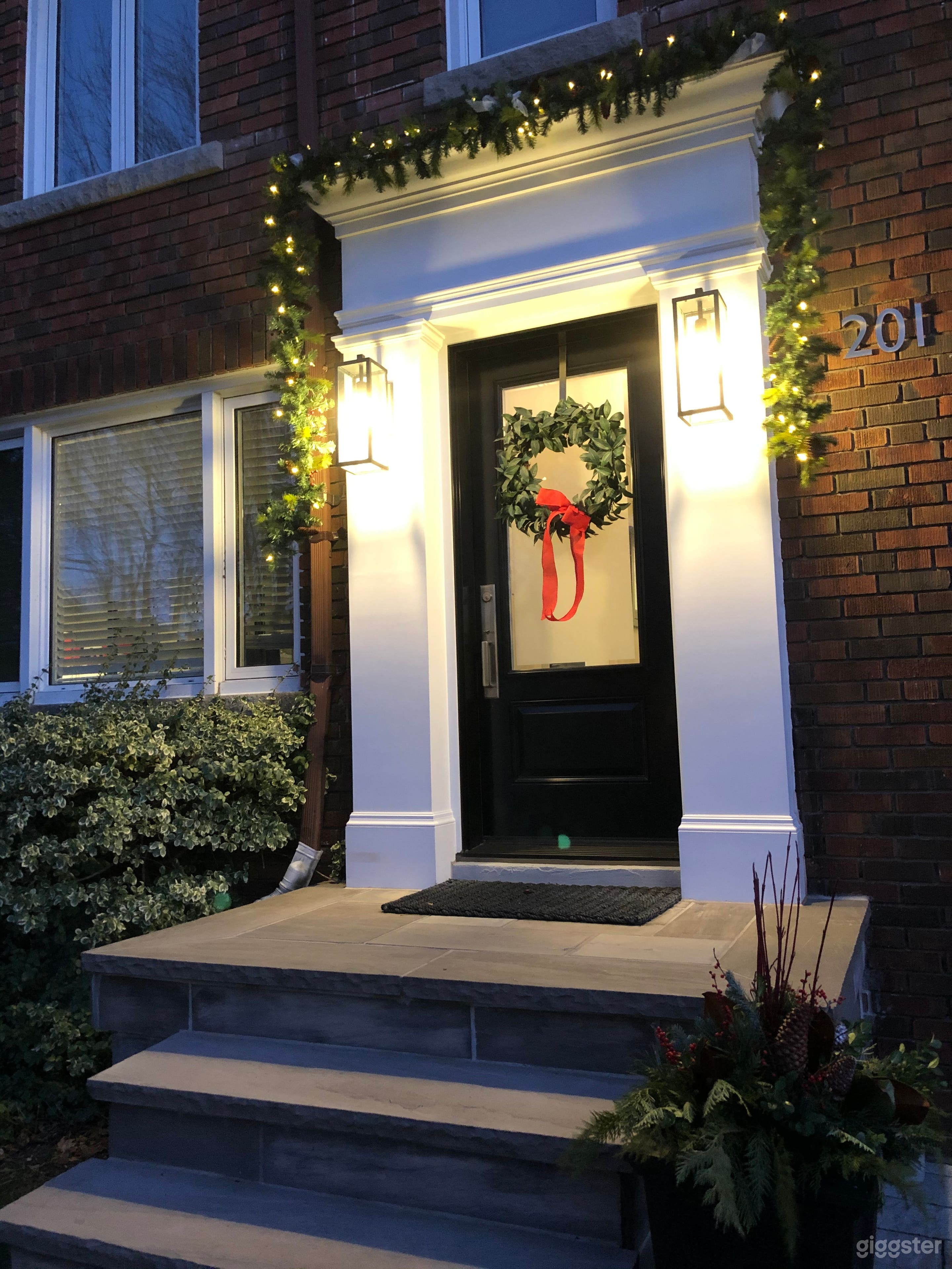 North Leaside semi-detached fully renovated gem Photo 3