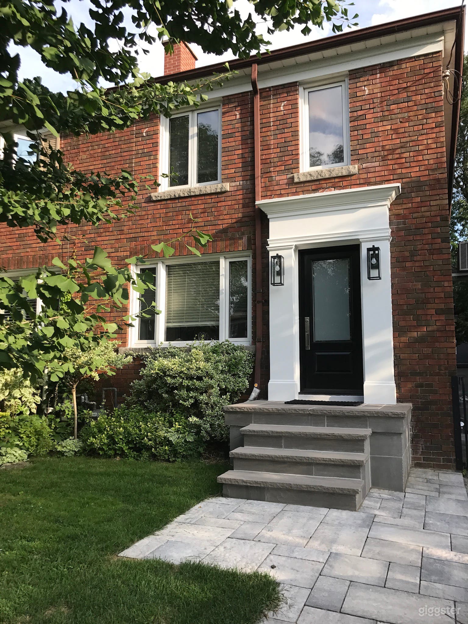 North Leaside semi-detached fully renovated gem Photo 2