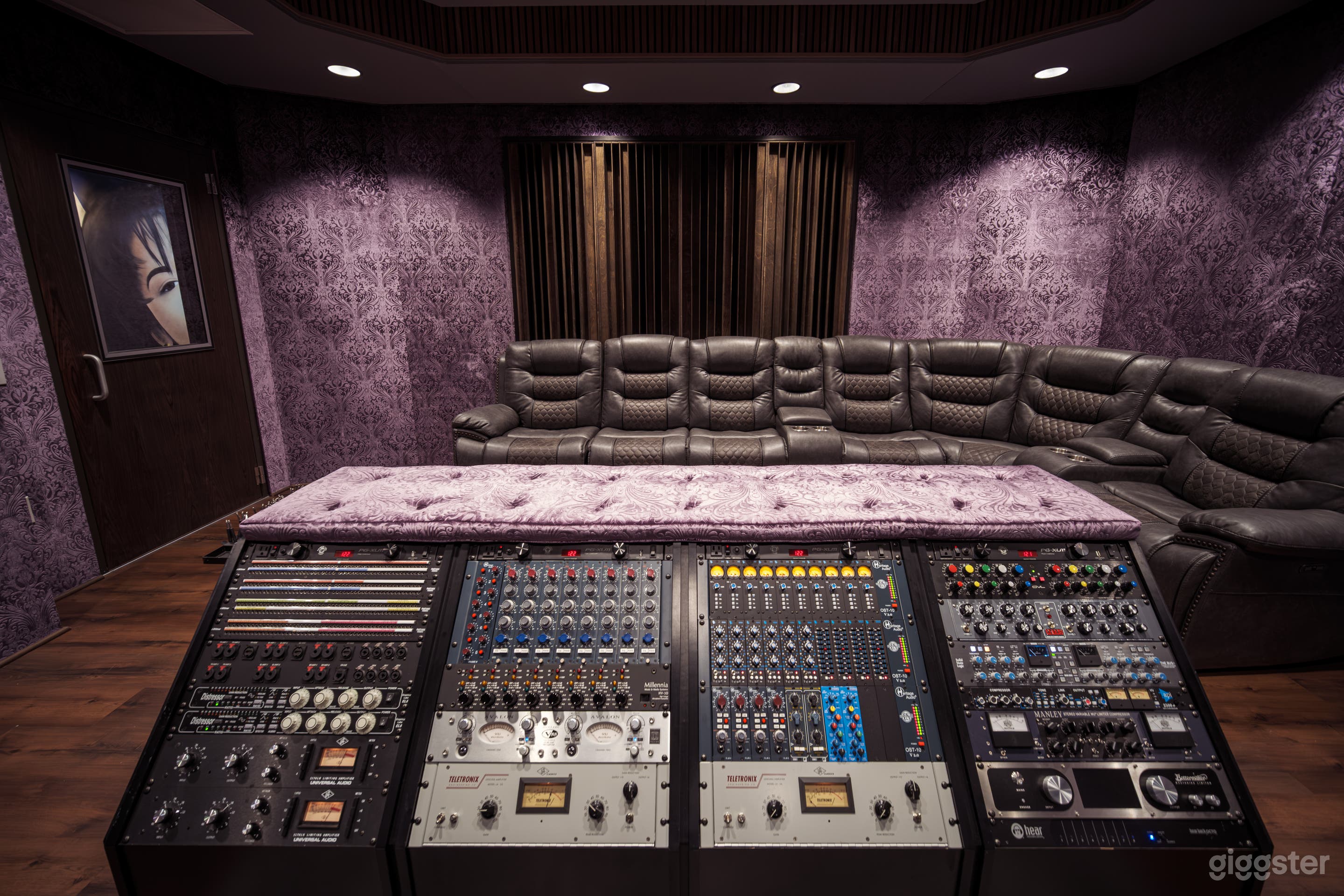 Houston Luxury Recording Studio Set Photo 4