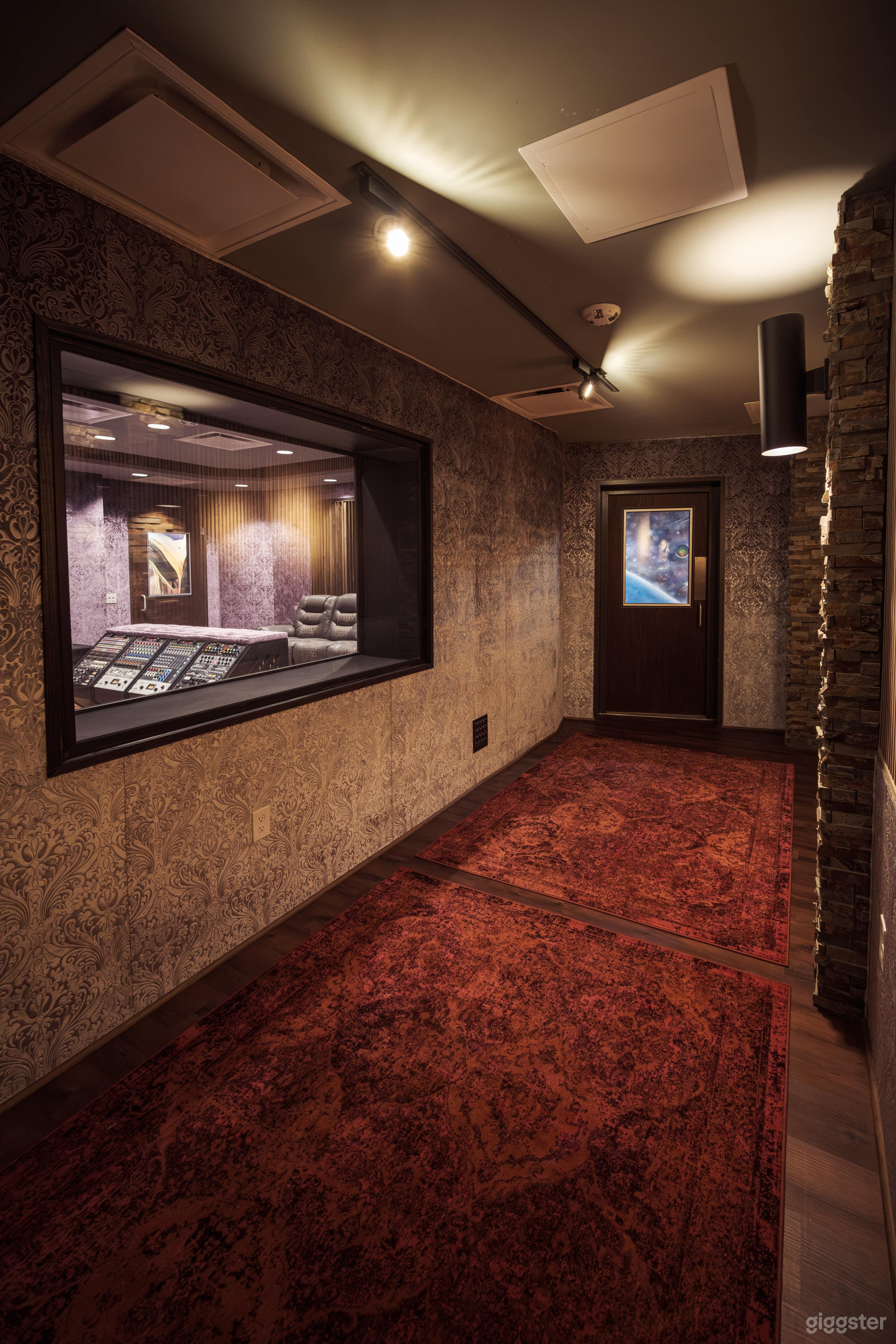 Houston Luxury Recording Studio Set Photo 3