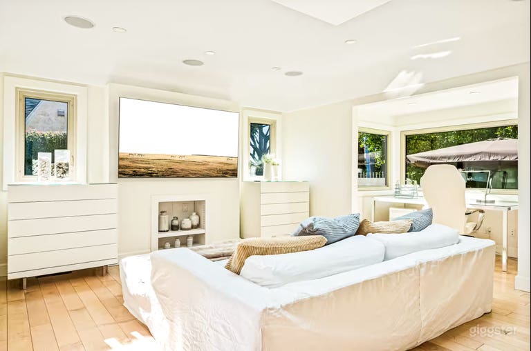  Stylish Contemporary House with Spacious Interiors & Natural 