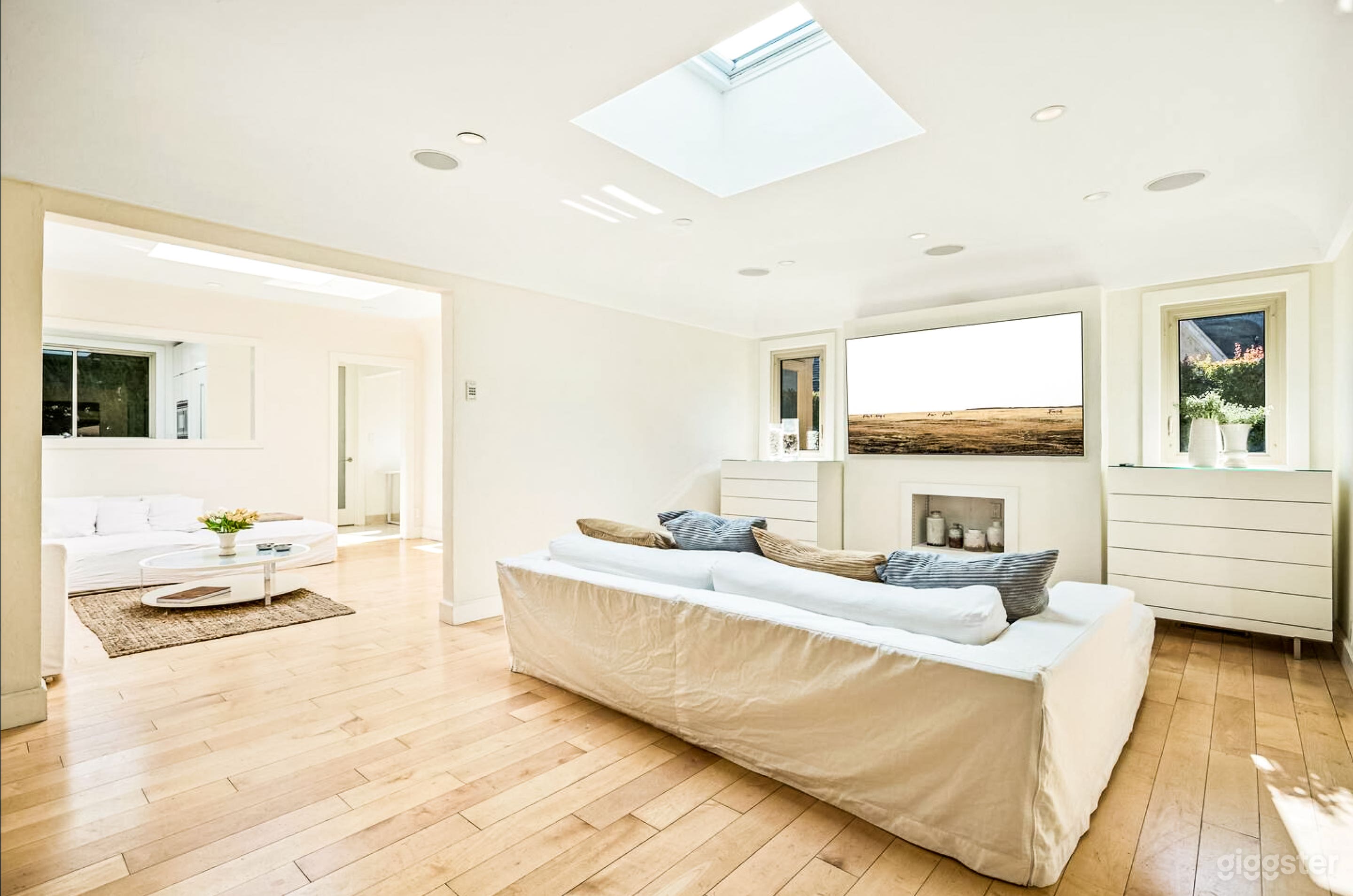 Stylish Contemporary House with Spacious Interiors &amp; Natural Photo 3