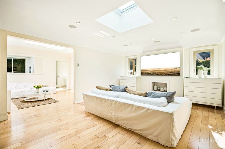  Stylish Contemporary House with Spacious Interiors & Natural 