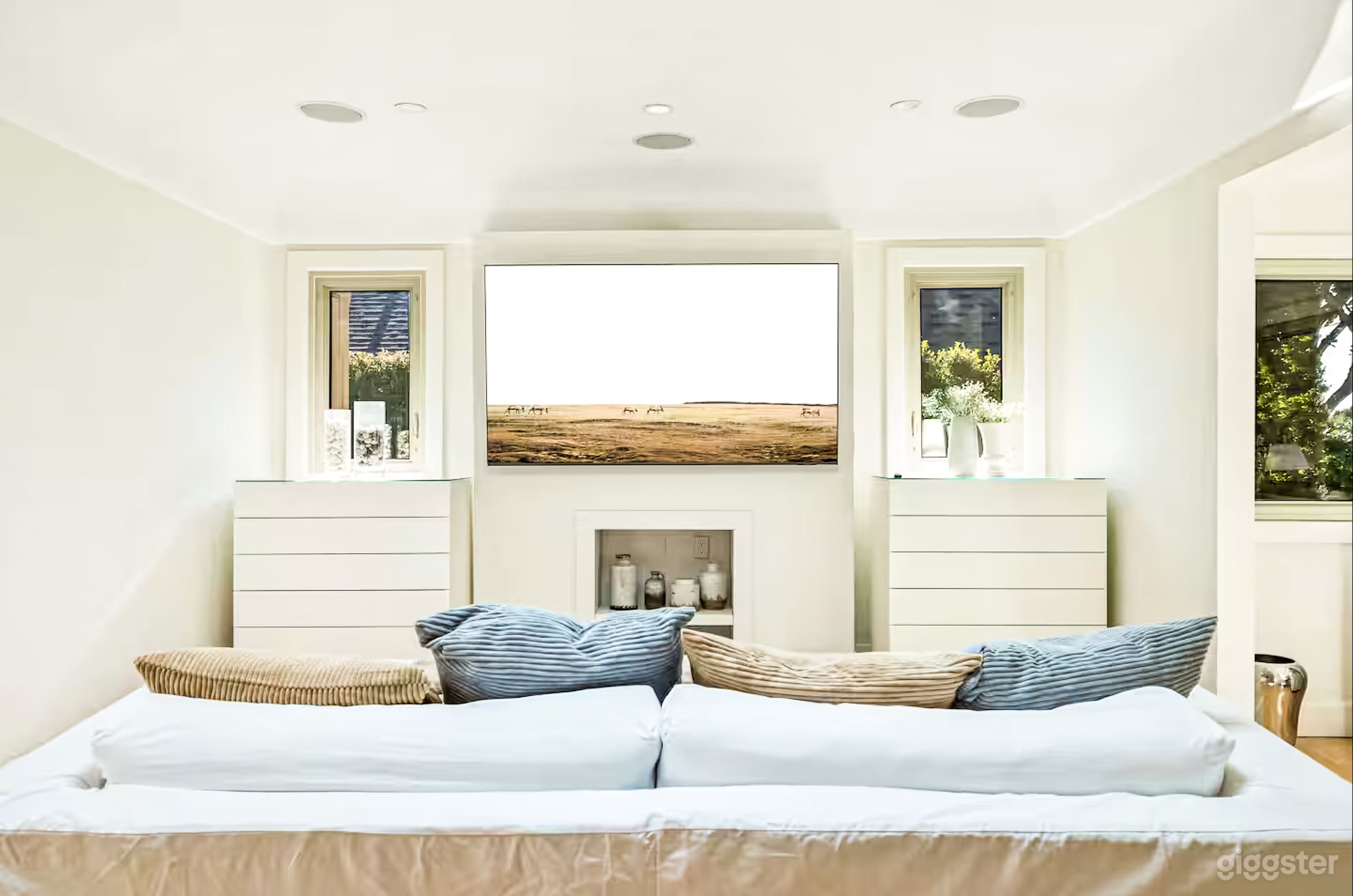 Stylish Contemporary House with Spacious Interiors &amp; Natural Photo 4