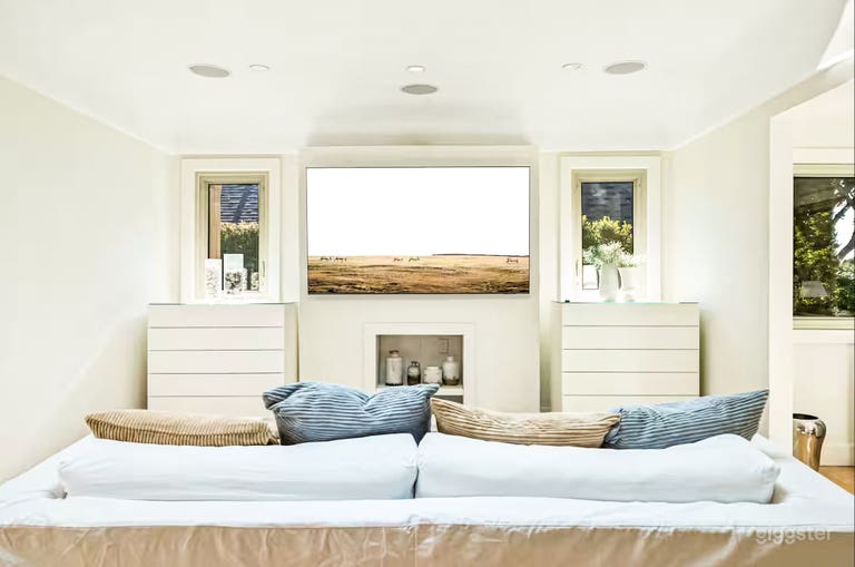  Stylish Contemporary House with Spacious Interiors & Natural 