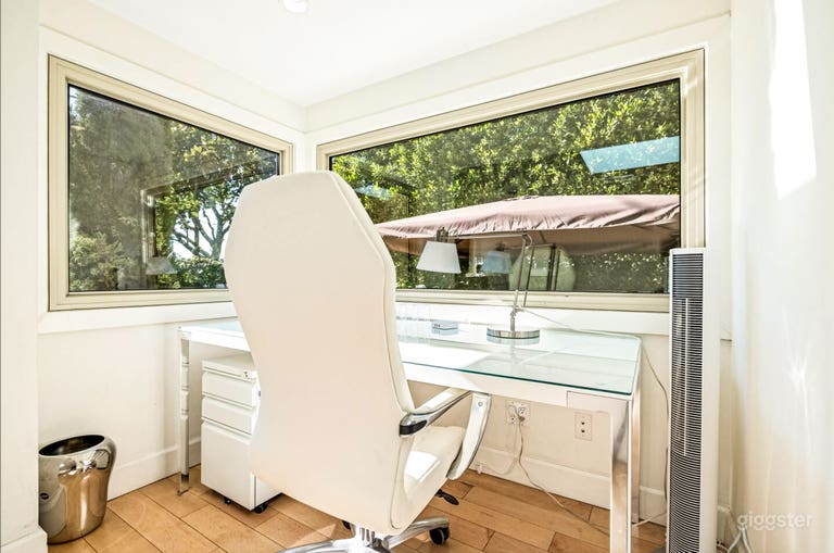  Stylish Contemporary House with Spacious Interiors & Natural 