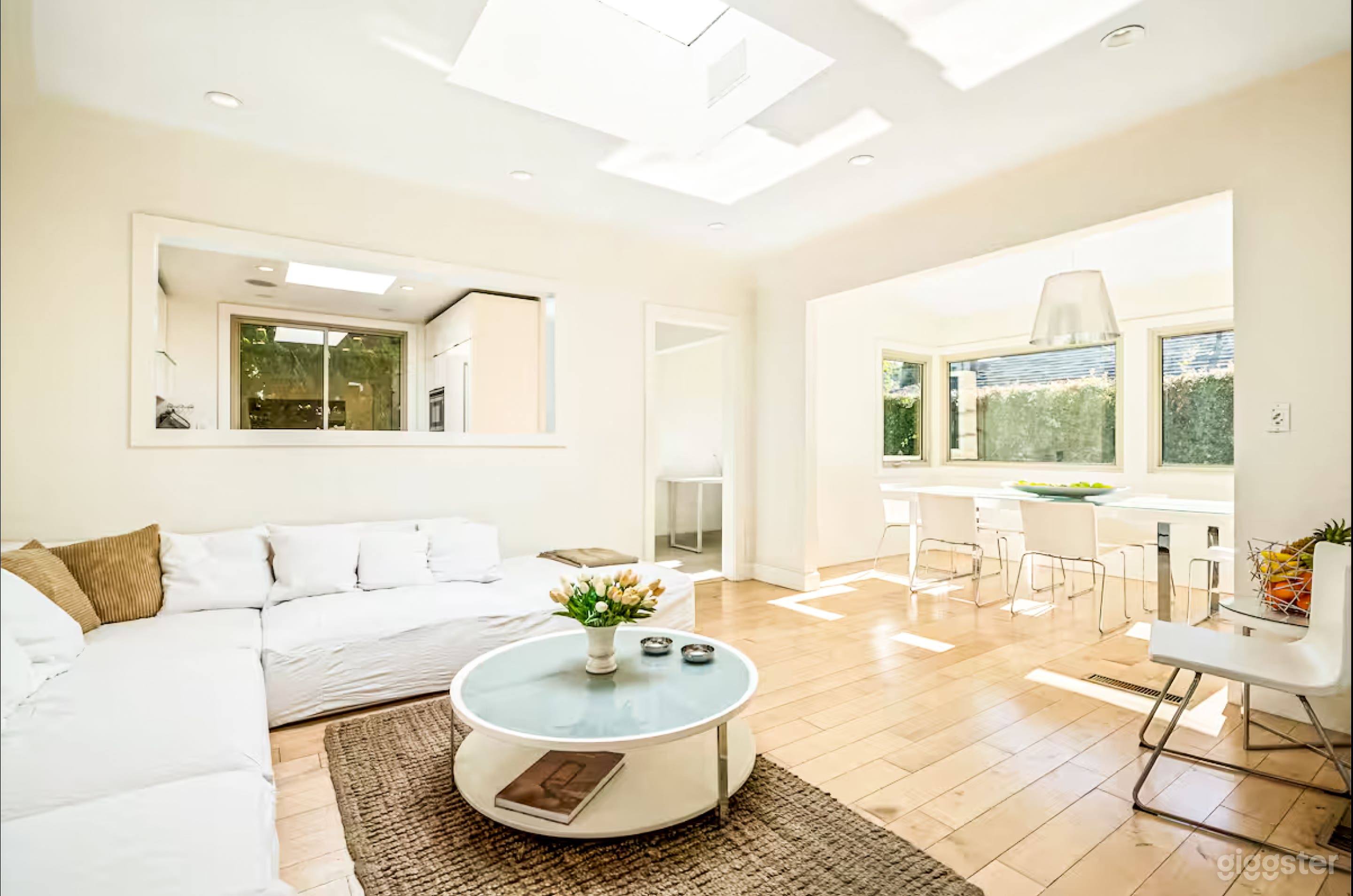 Stylish Contemporary House with Spacious Interiors &amp; Natural Photo 1