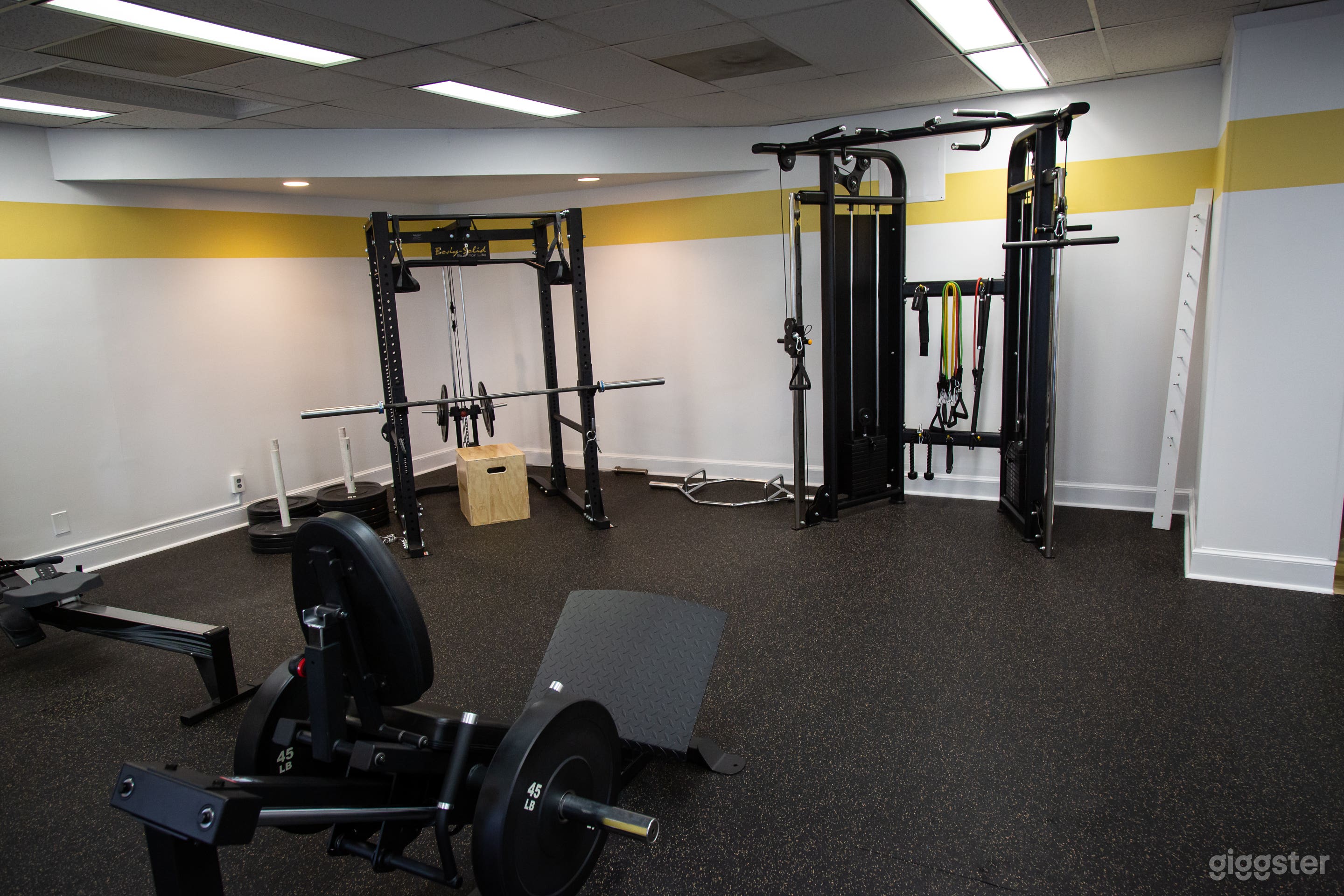 Spacious Fitness Center Photo 3