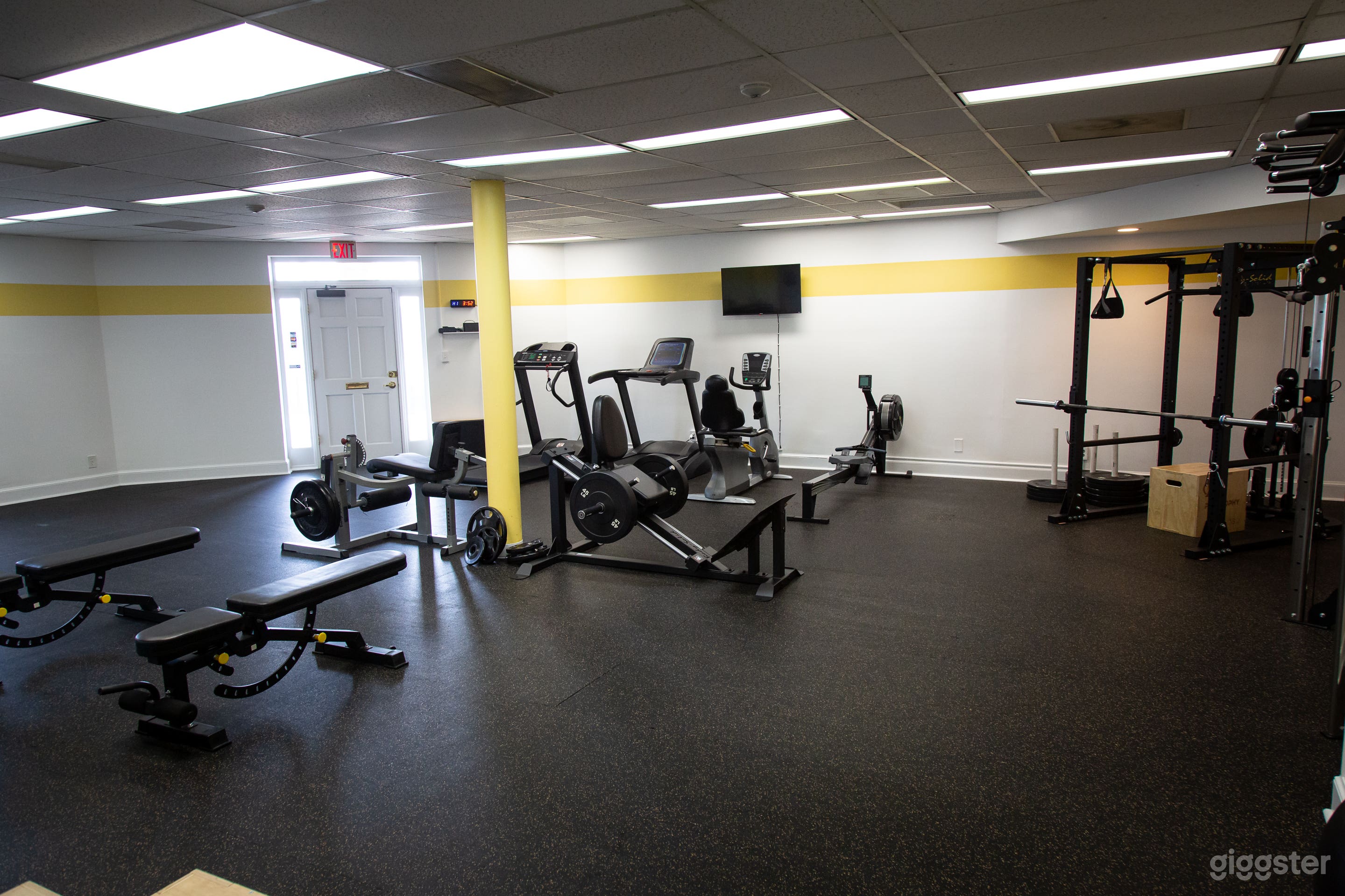 Spacious Fitness Center Photo 4