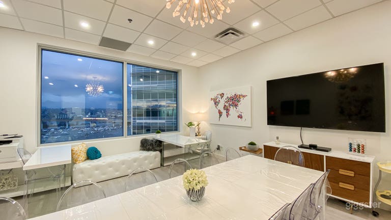  Creative Office Space, perfect for meeting/seminar 