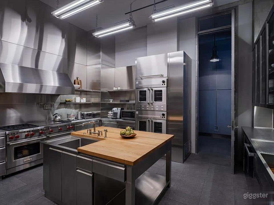 Dramatic Brutalist Concrete Compound in Beverly Hills Photo 4