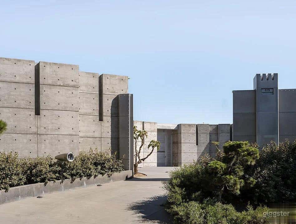 Dramatic Brutalist Concrete Compound in Beverly Hills Photo 2