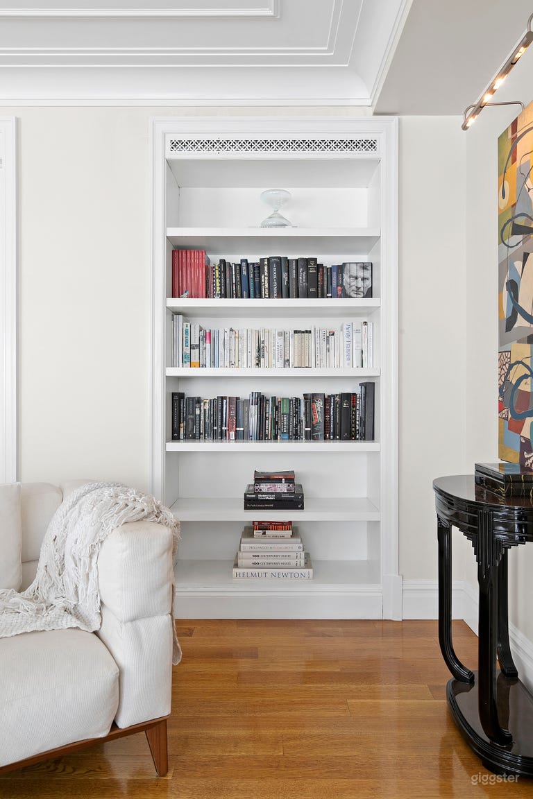  Bright and Elegant Designer-Decorated Condo 