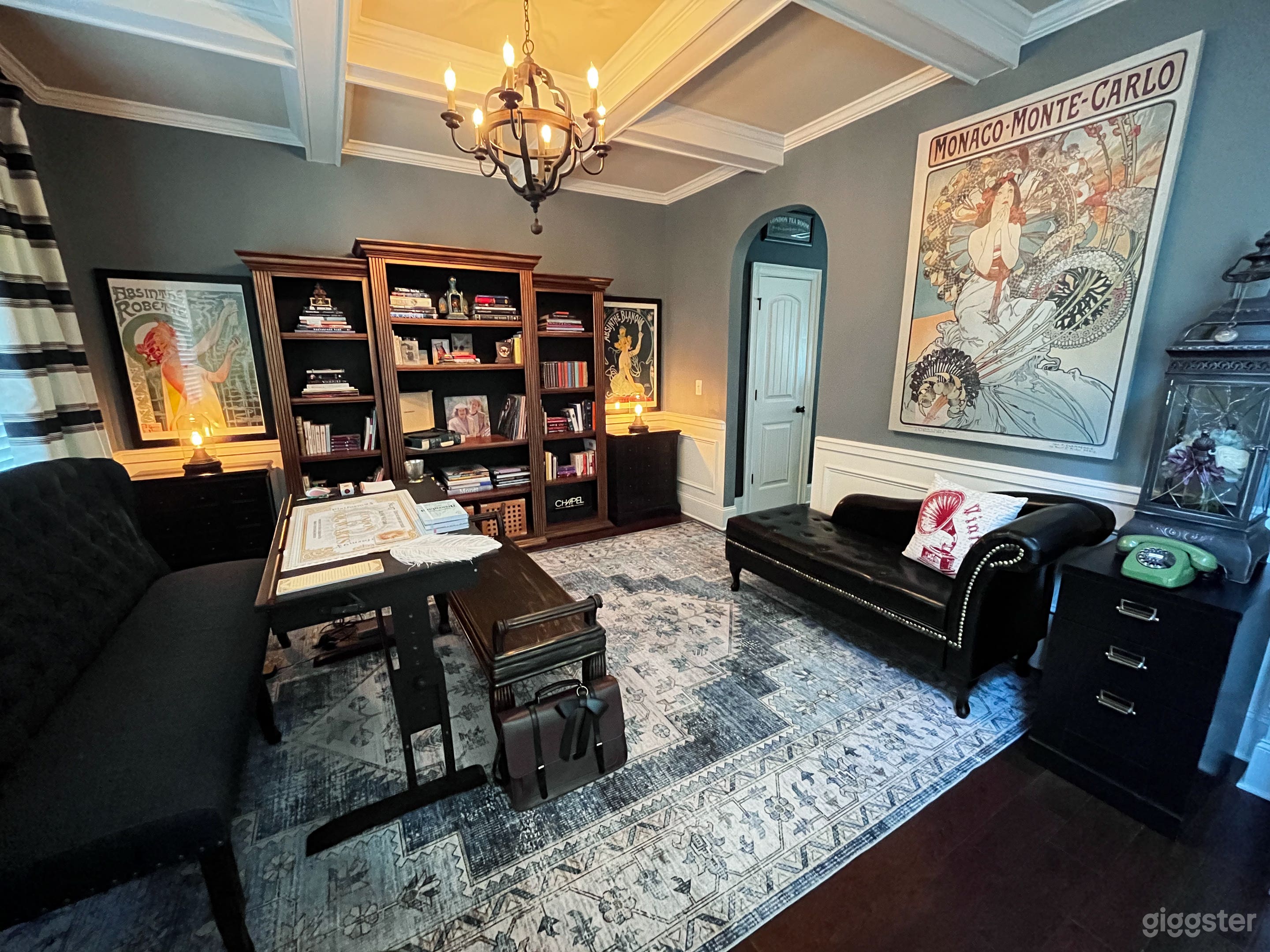 Rustic / Vintage / Old Hollywood Bungalow Photo 2