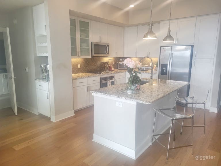  Luxurious, Modern Kitchen &/or Office Space + Pool 