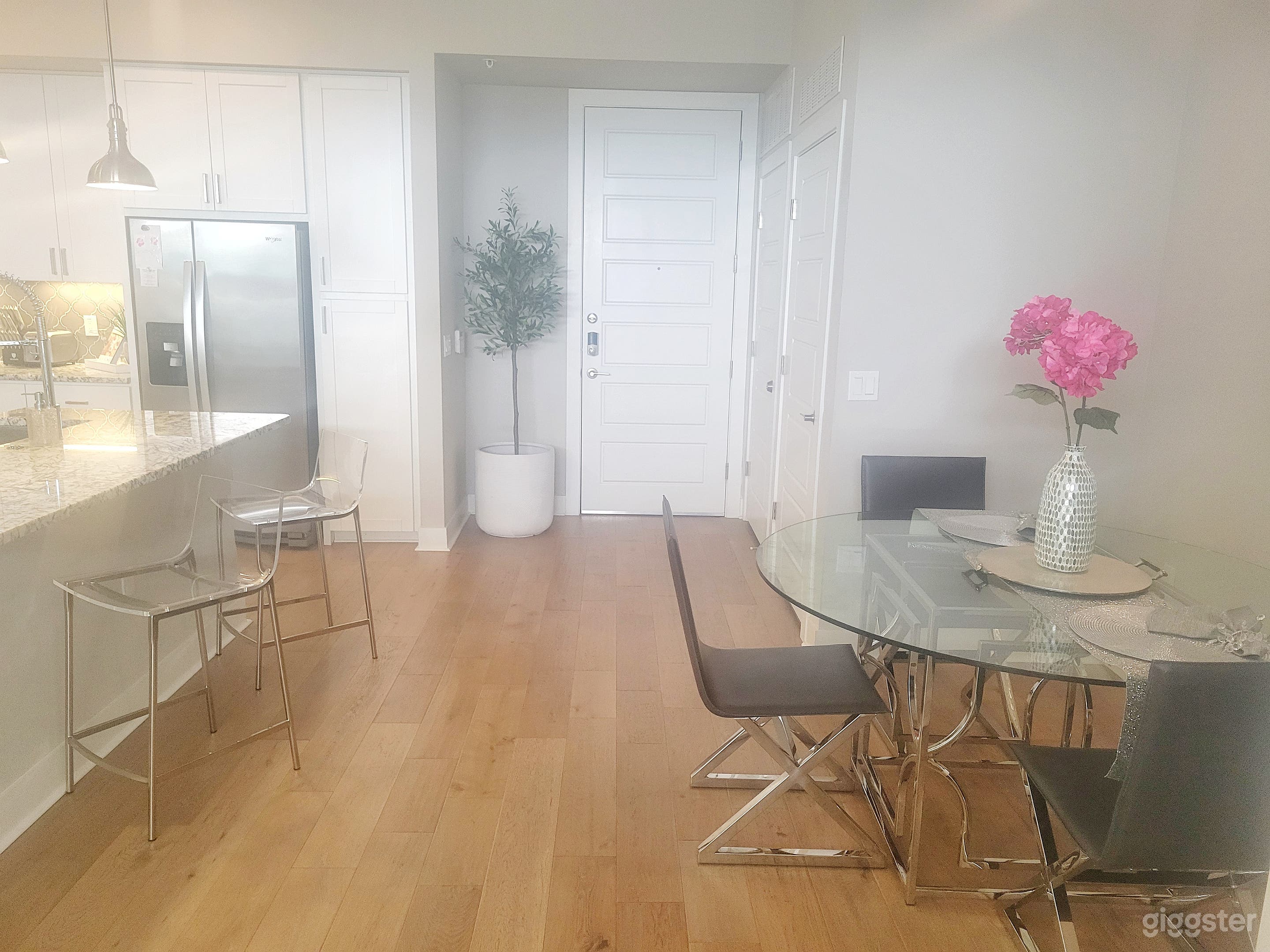 Luxurious, Modern Kitchen &amp;/or Office Space + Pool Photo 2