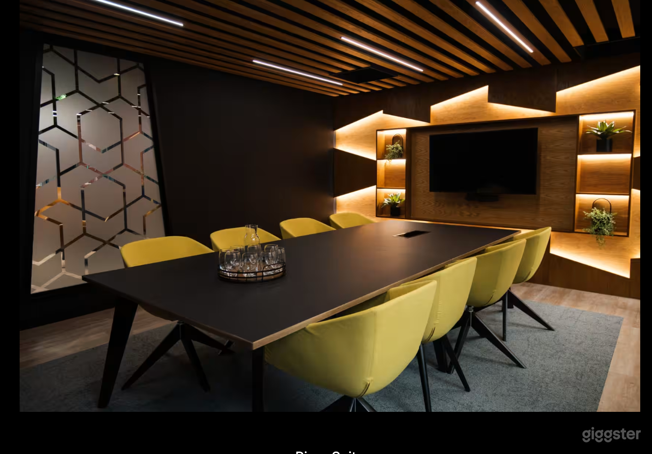 Modern River Suite Meeting Room Photo 3