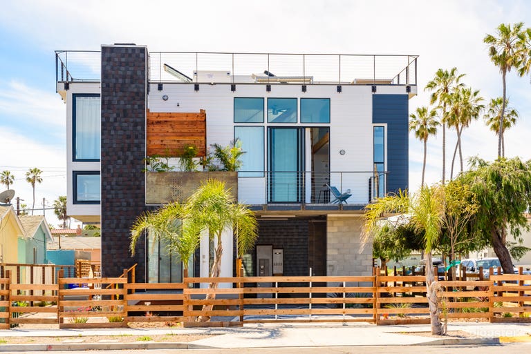  Modern Beach Home w/ amazing rooftop deck 