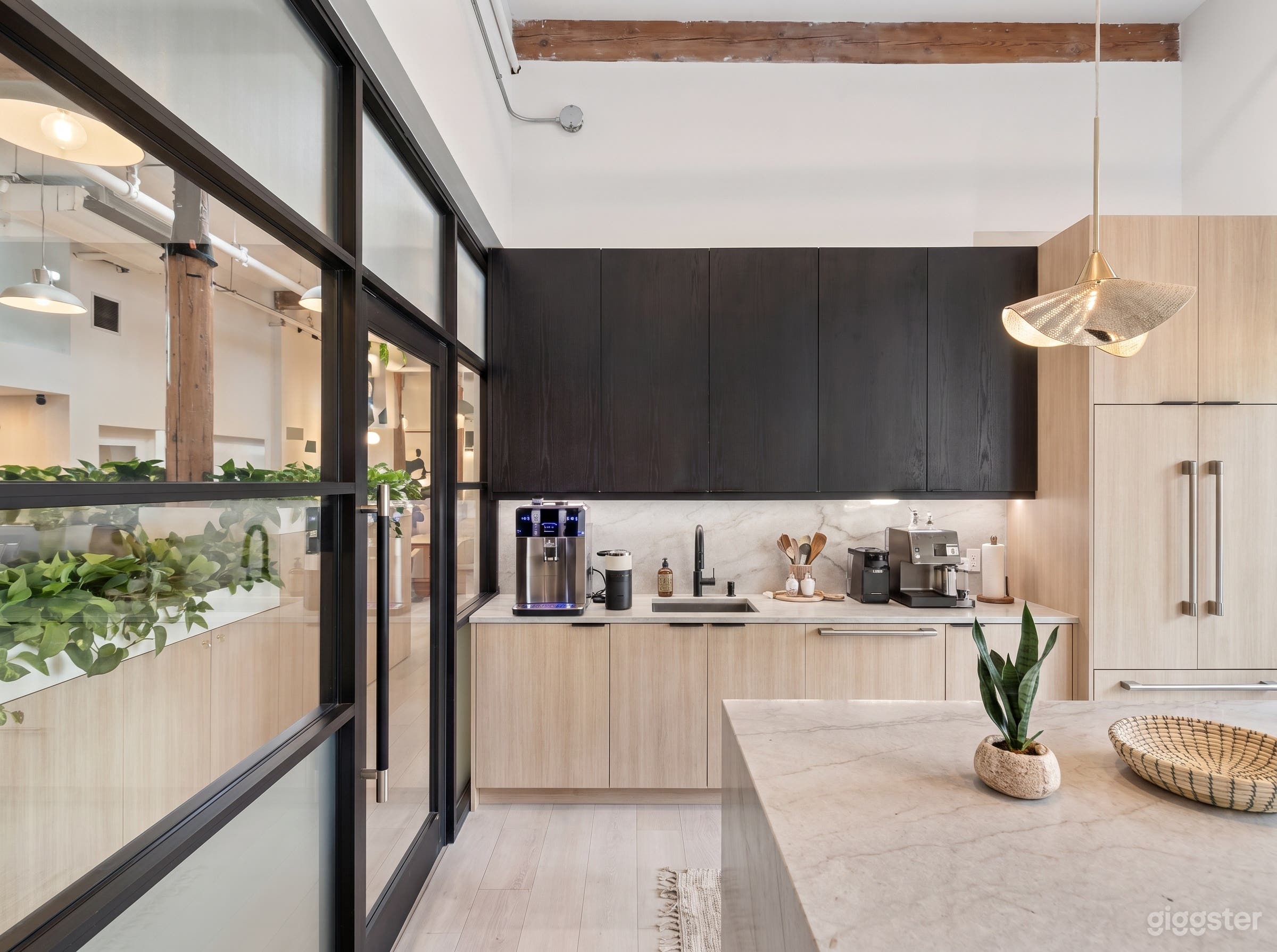 Luxury Loft Venue for Elevated Celebrations Photo 3