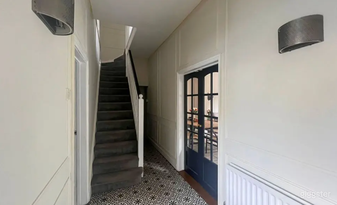 Modern Family Home in Surrey Photo 3