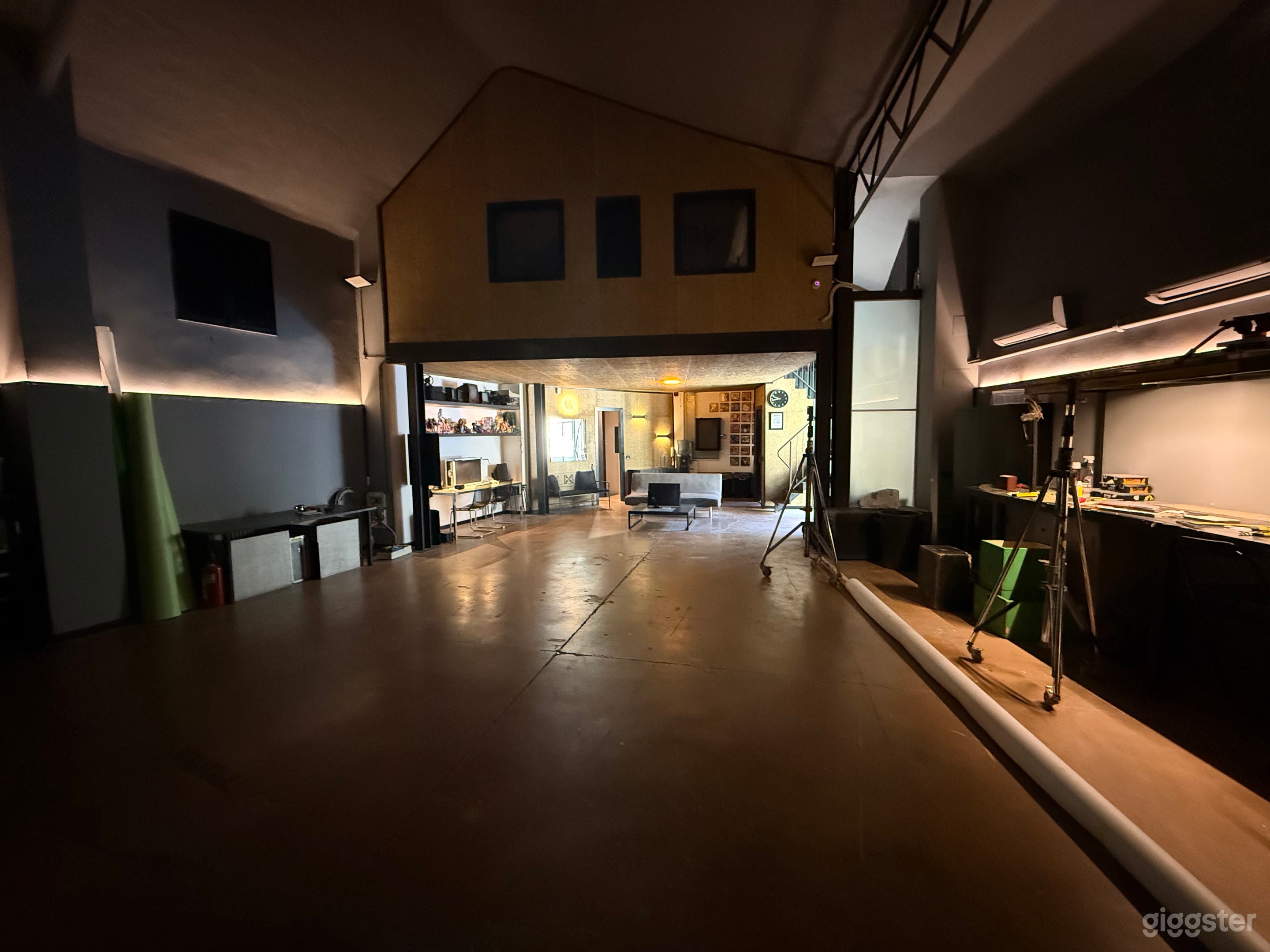 Foto di Studio di Produzione Video e Palco Completamente Attrezzati a Milano 1