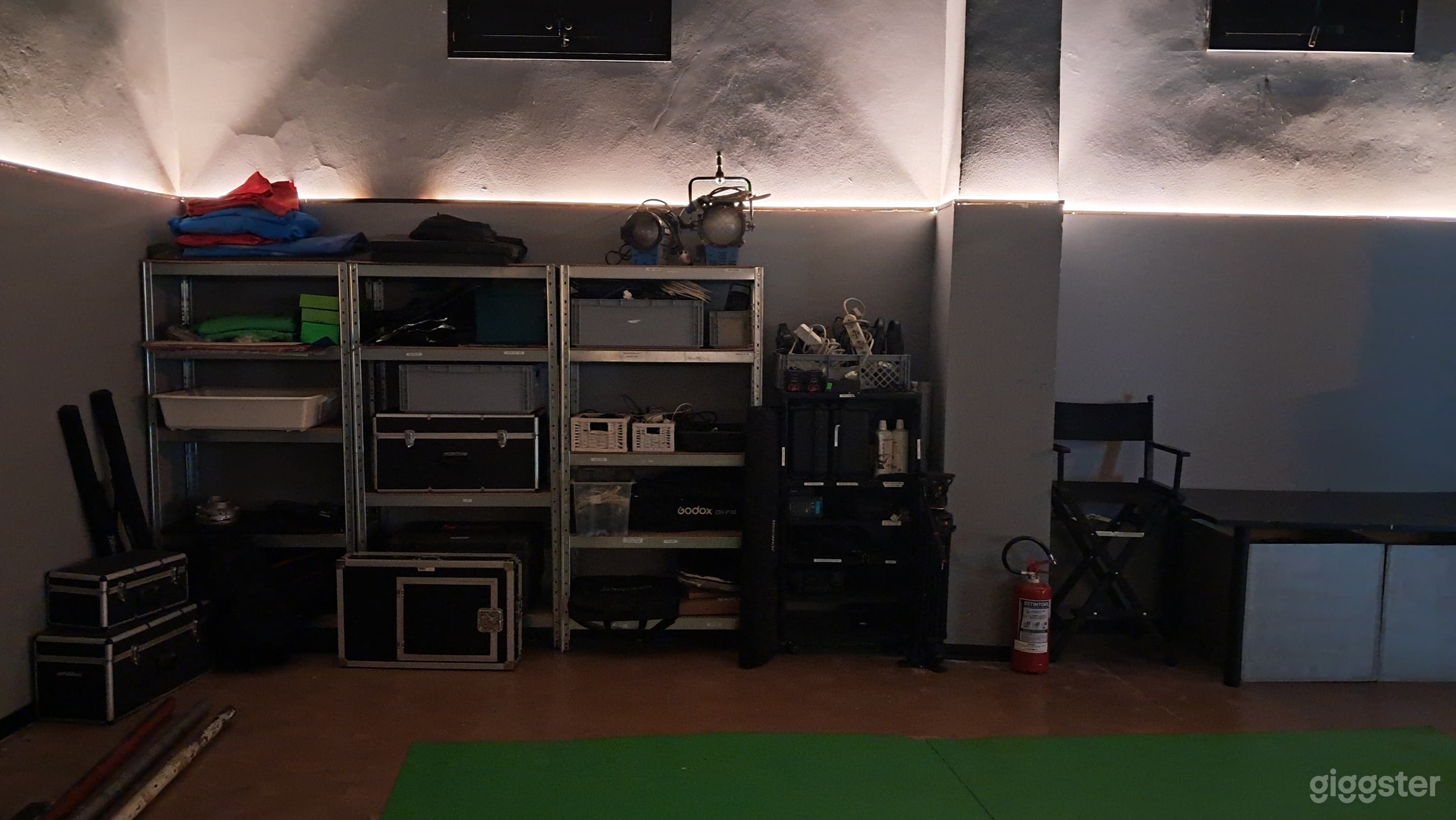 Foto di Studio di Produzione Video e Palco Completamente Attrezzati a Milano 3