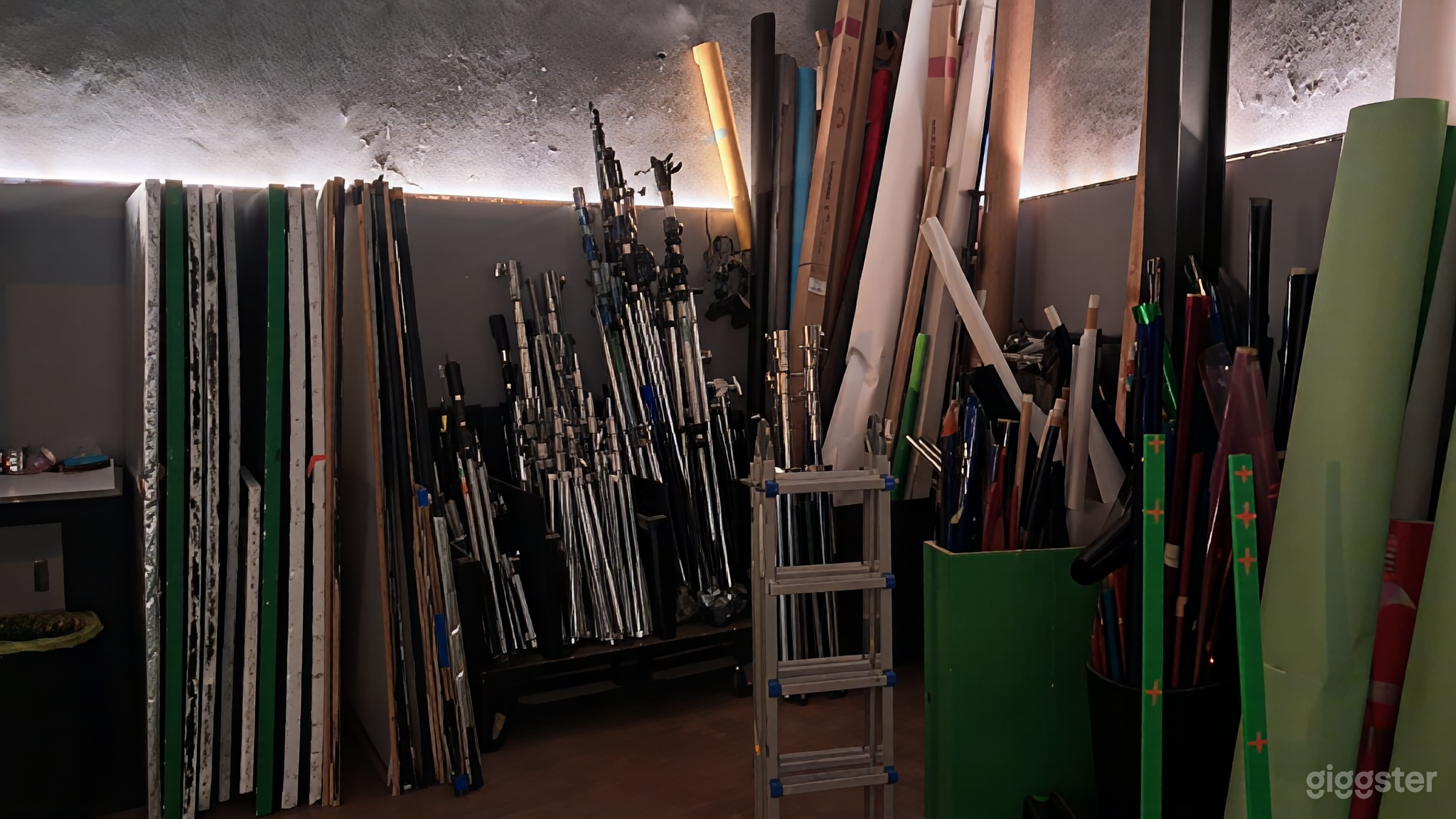 Foto di Studio di Produzione Video e Palco Completamente Attrezzati a Milano 4