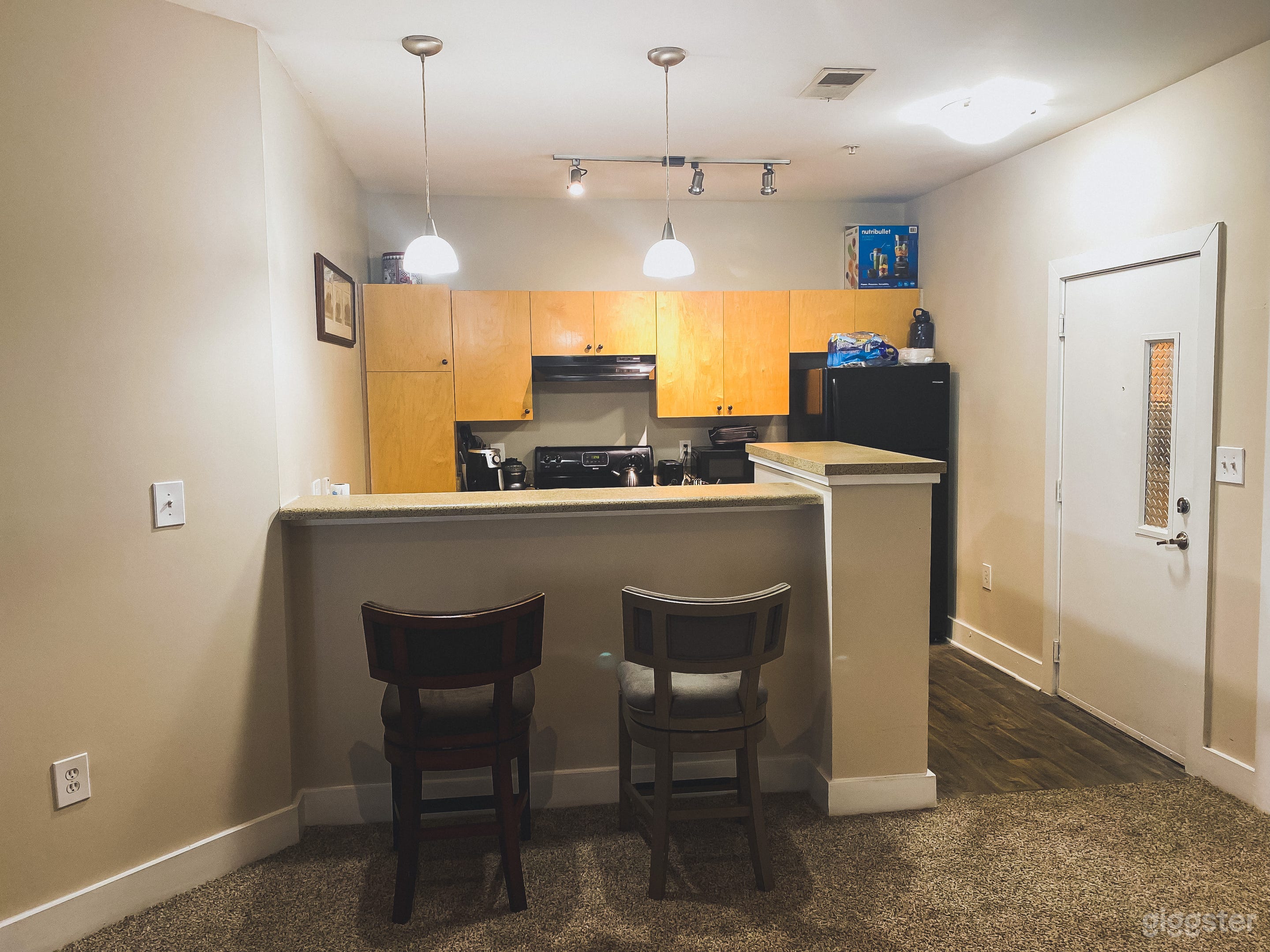 Artsy Three Bedroom Palace With Skyline View Photo 3