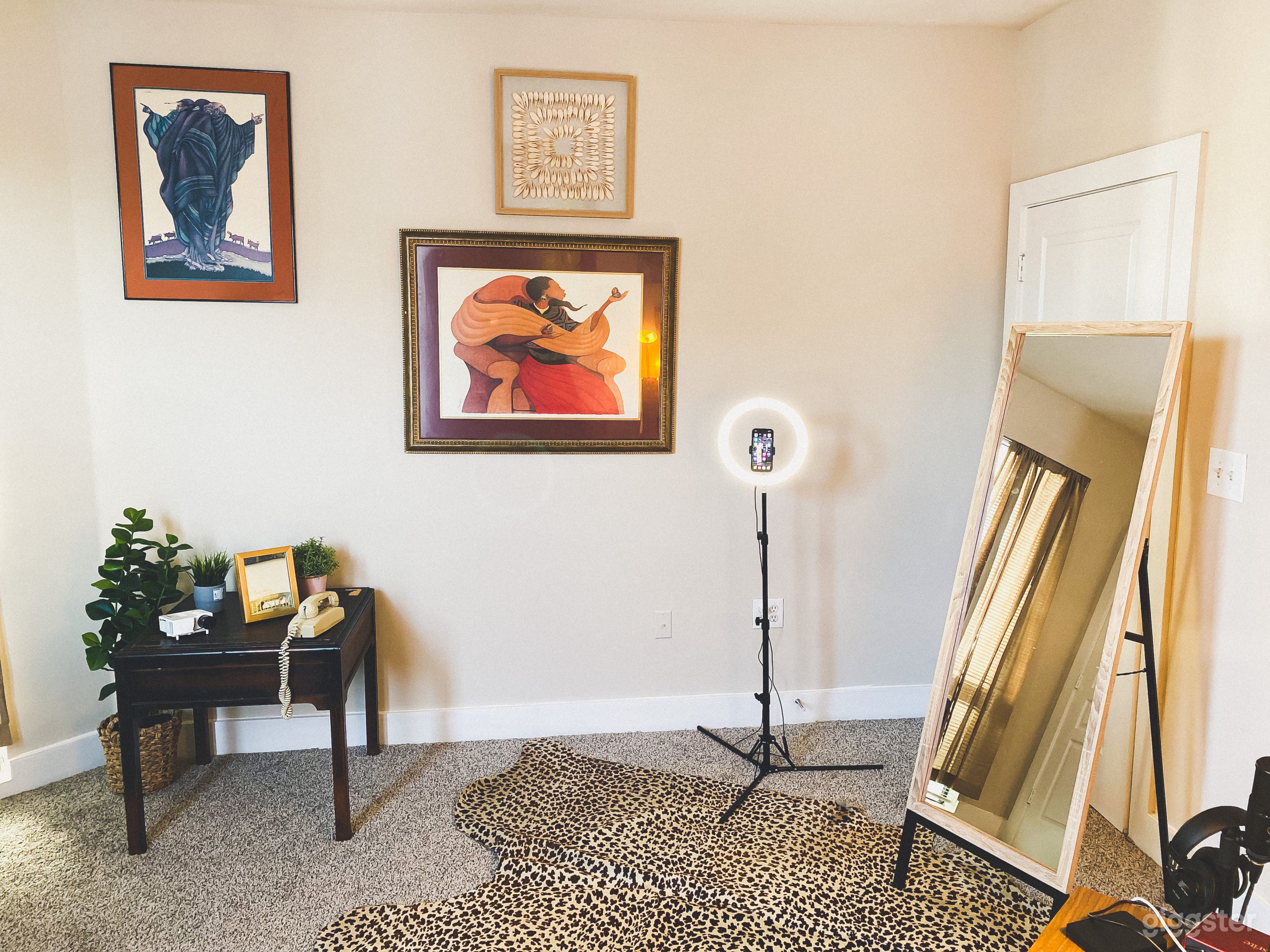 Artsy Three Bedroom Palace With Skyline View Photo 4