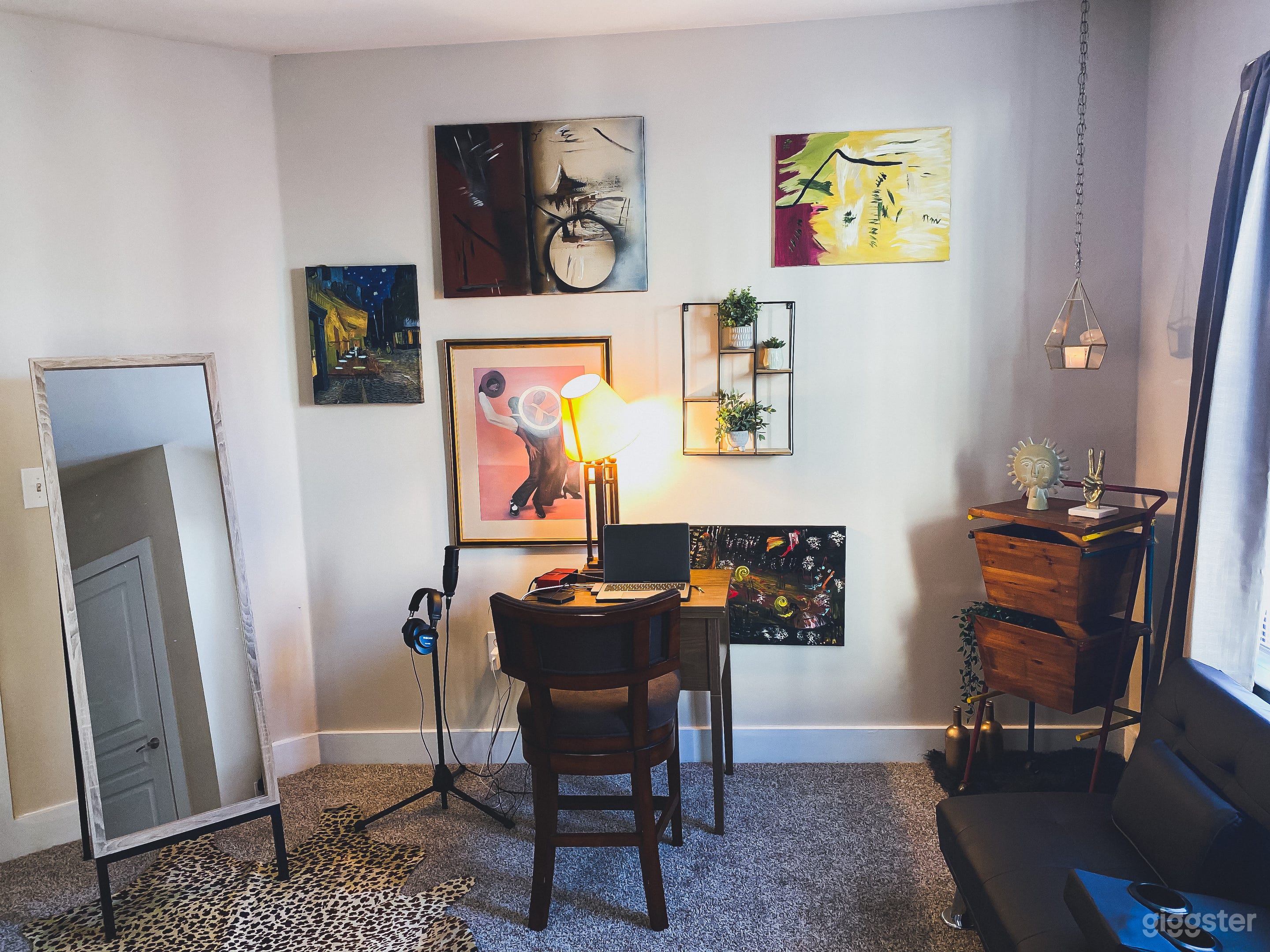 Artsy Three Bedroom Palace With Skyline View Photo 2