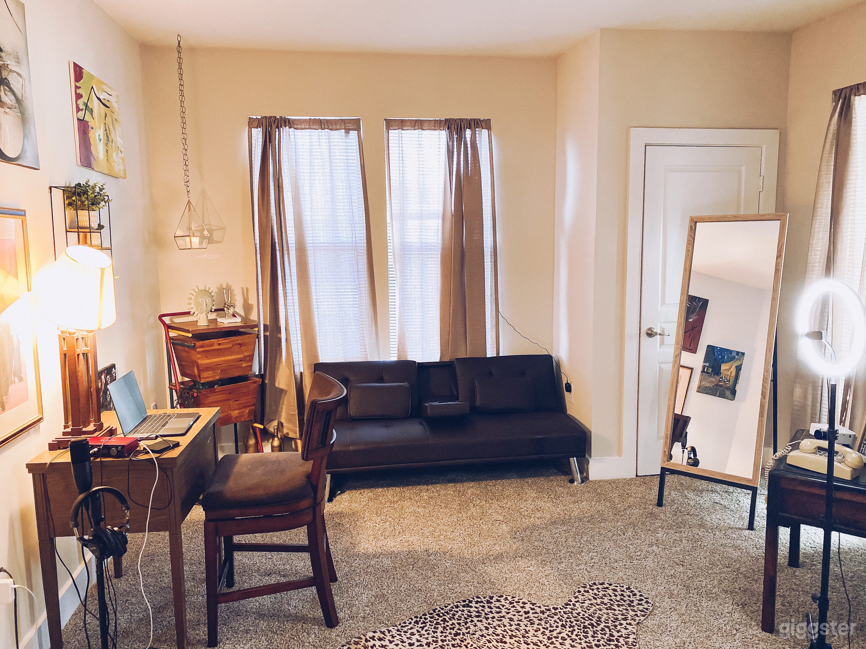 Artsy Three Bedroom Palace With Skyline View Photo 1