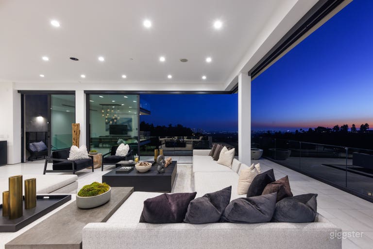  LLOYDCREST LUMINARY: CINEMATIC BLISS 