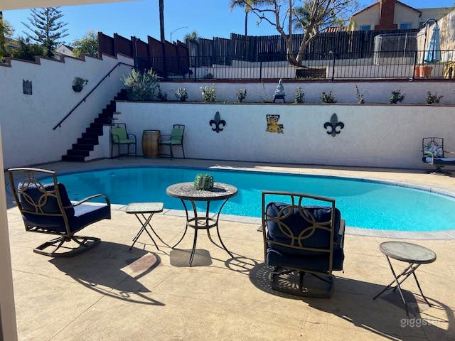  Hermosa casa en L.A. con piscina y vista 