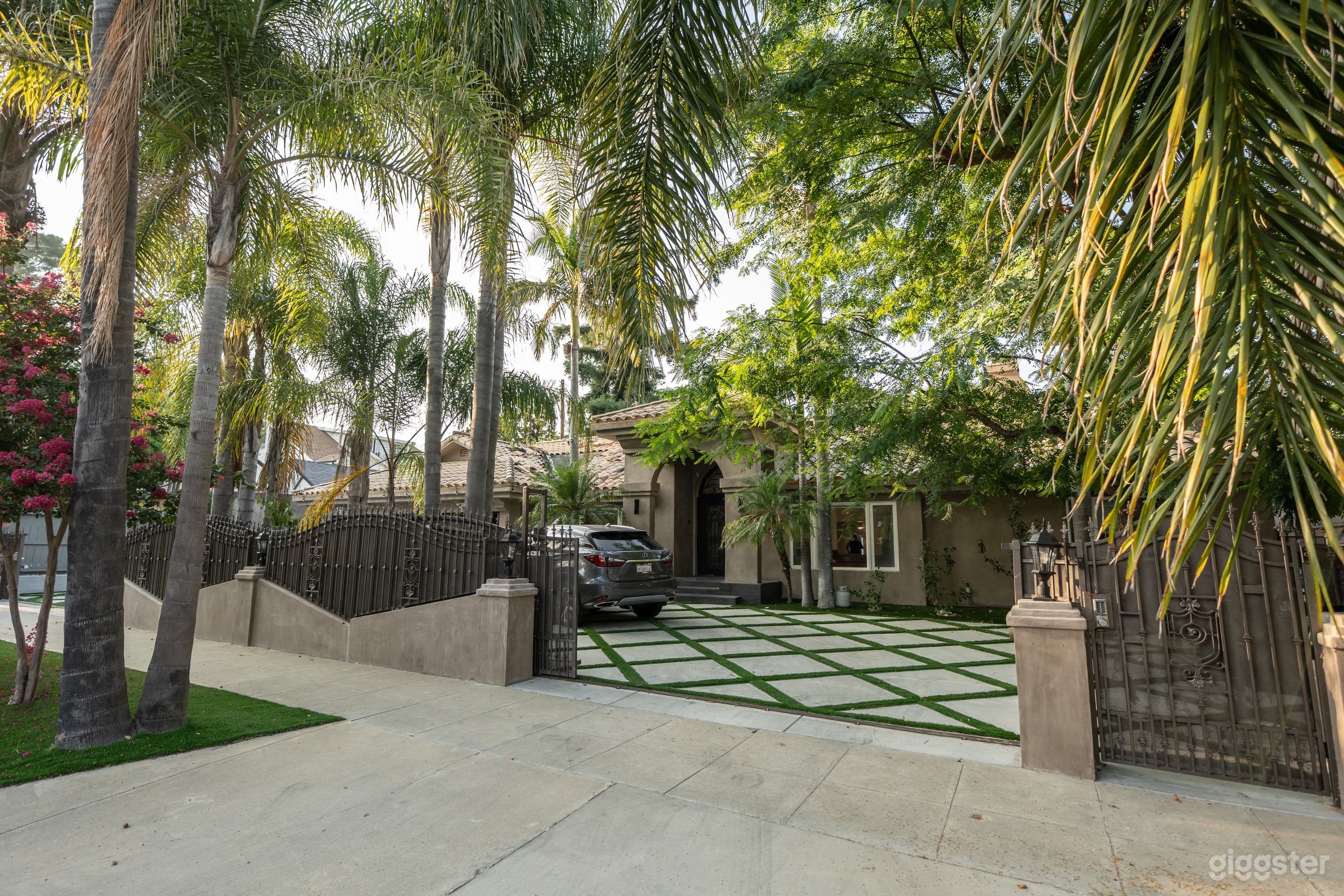 Studio City - Spanish Photo 1