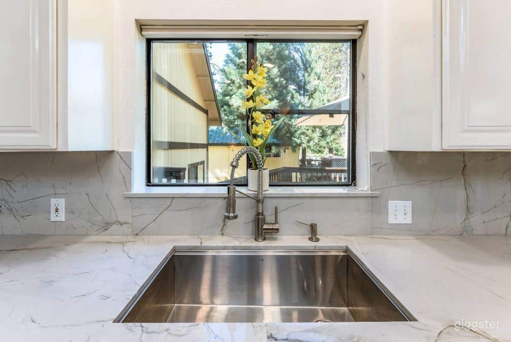 Yosemite Heights luxury home for 10 +people Photo 3