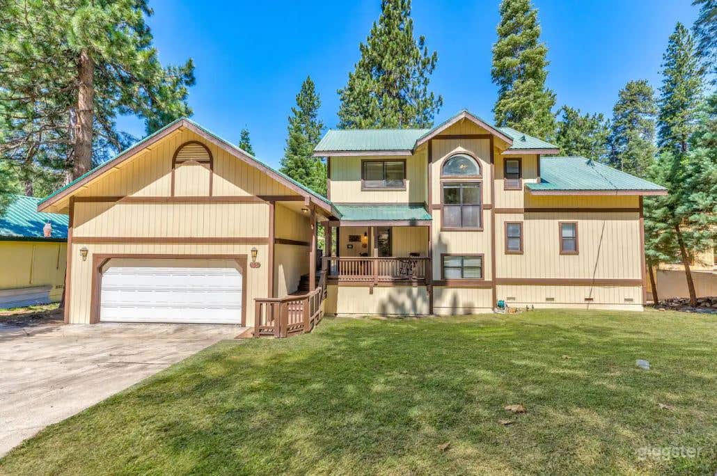 Yosemite Heights luxury home for 10 +people Photo 2