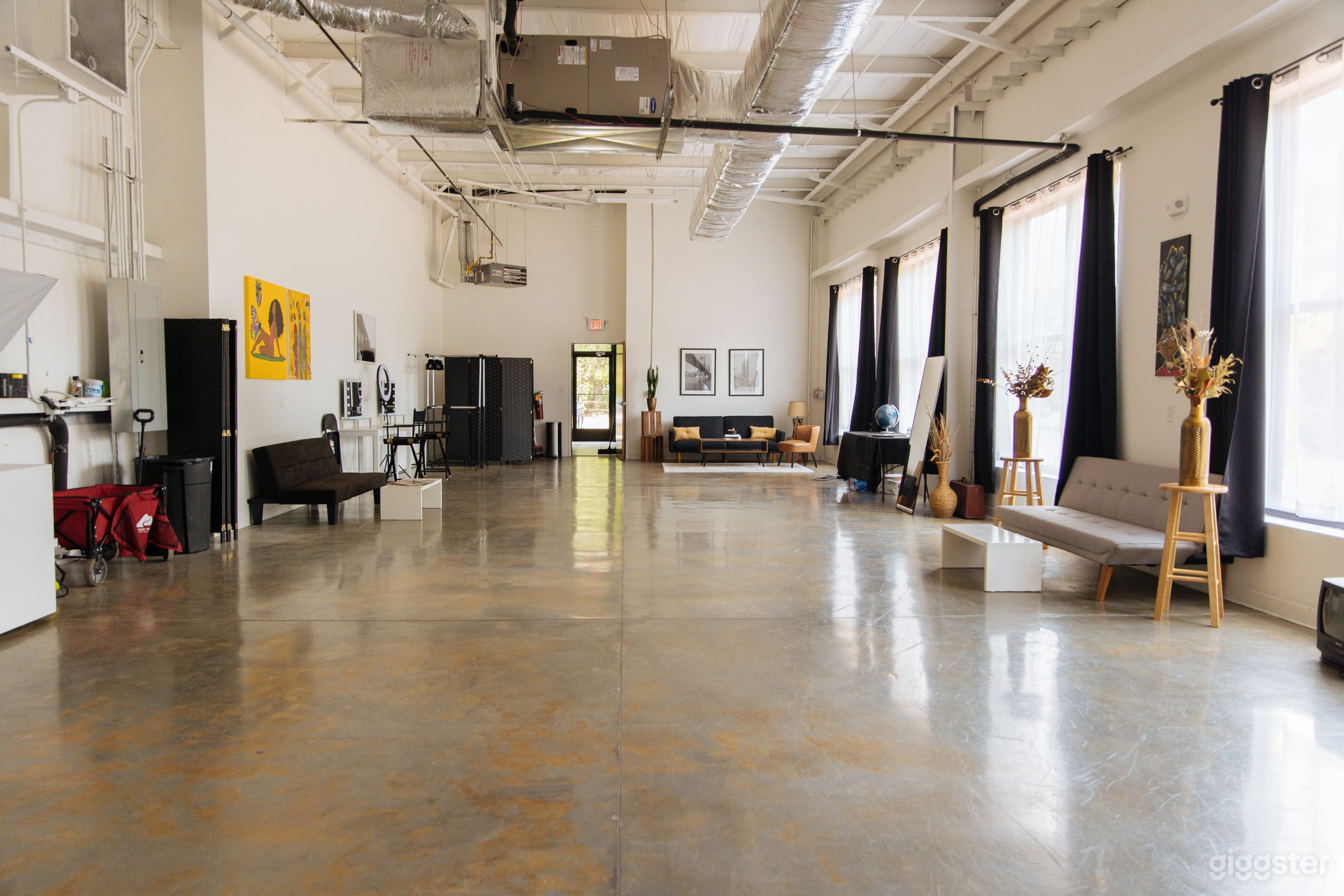 Naturally Lit Creative Space with West Coast Vibe Photo 2