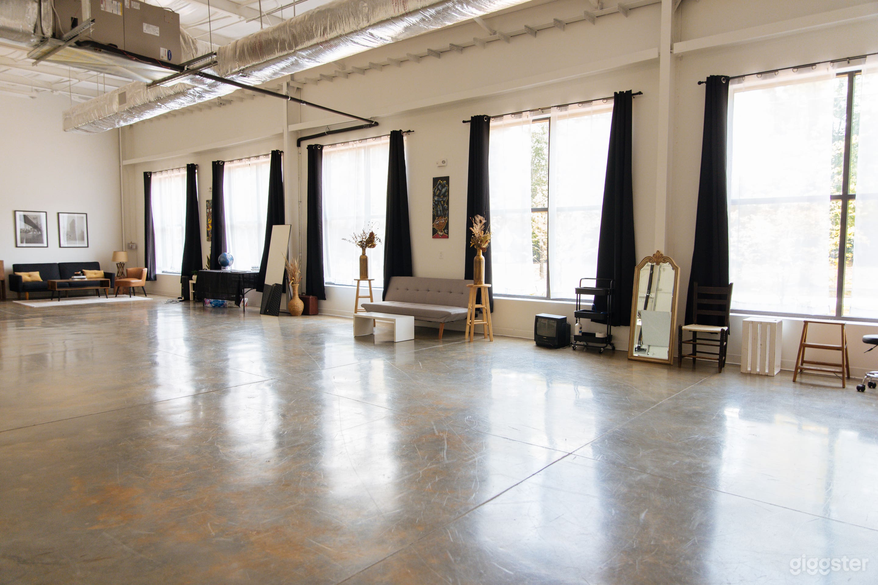 Naturally Lit Creative Space with West Coast Vibe Photo 1