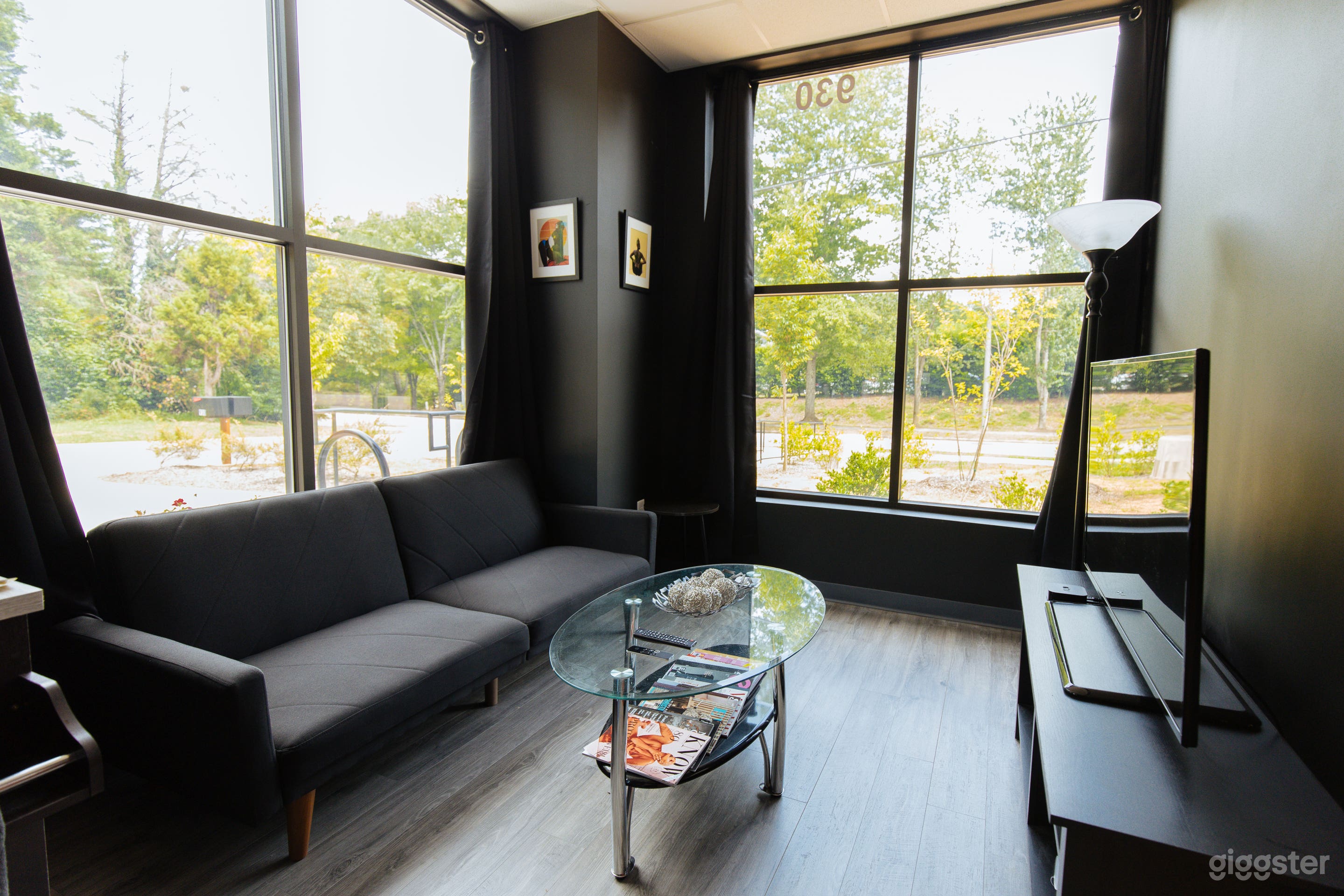 Naturally Lit Creative Space with West Coast Vibe Photo 4