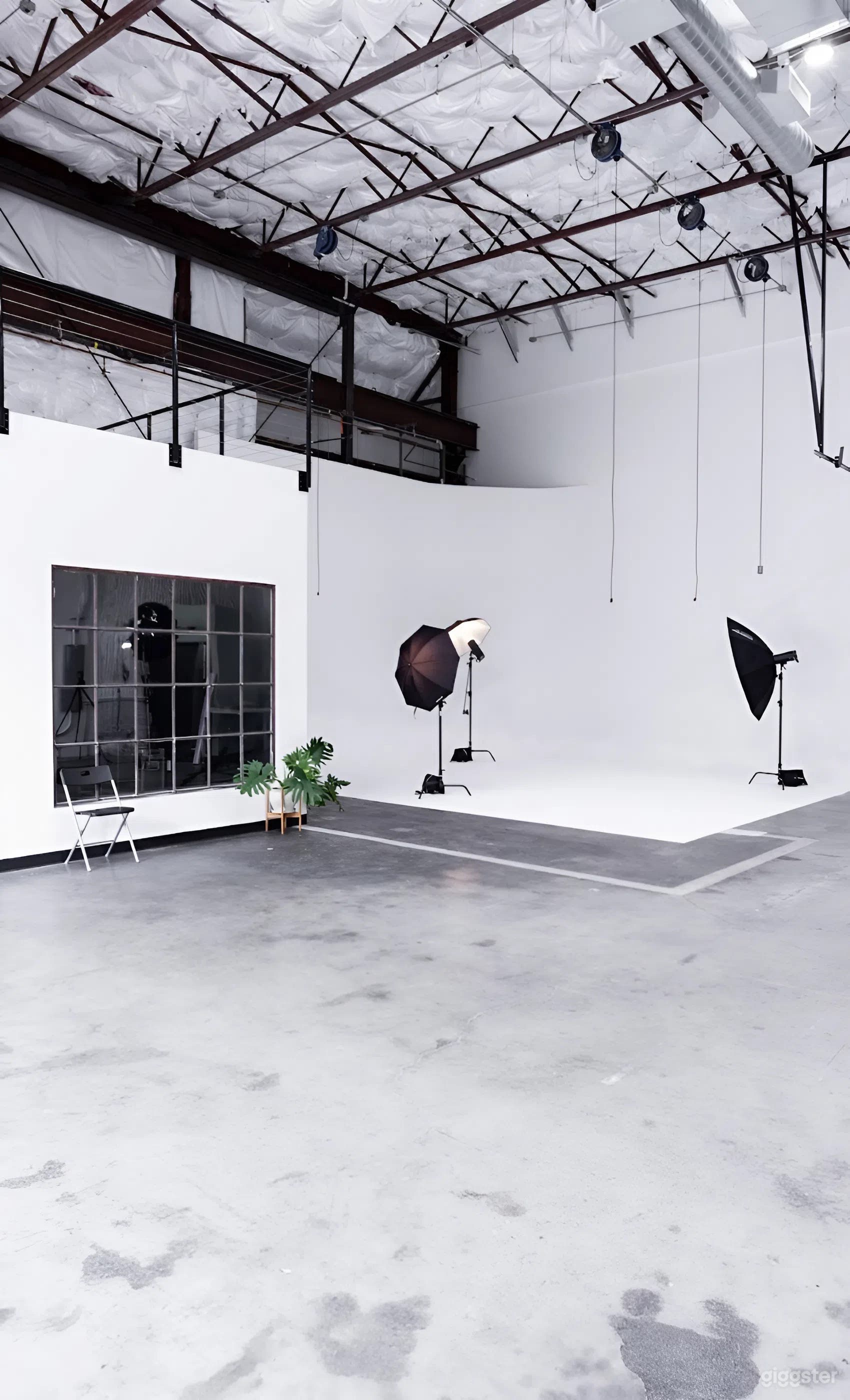 Production Studio with Cyc Wall, 20ft Ceilings & Flex Space Photo 2