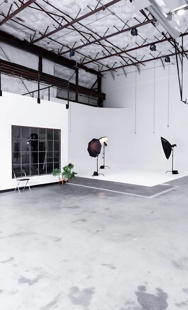  Studio de production avec mur cyclorama, plafonds de 20 pieds et espace flexible 