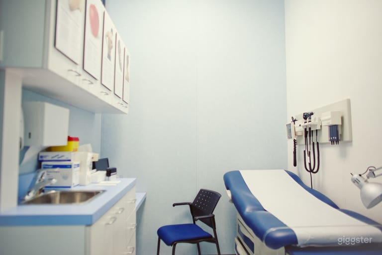  Consultorio médico / sala de examen hospitalaria completamente amueblada 