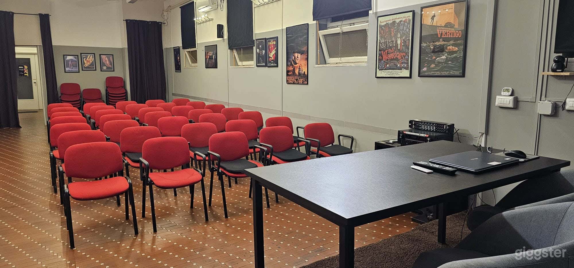 Foto di Sala attrezzata zona Colosseo per eventi proiezioni riprese 1