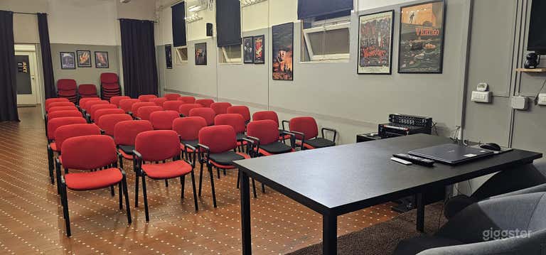  Sala attrezzata zona Colosseo per eventi proiezioni riprese 