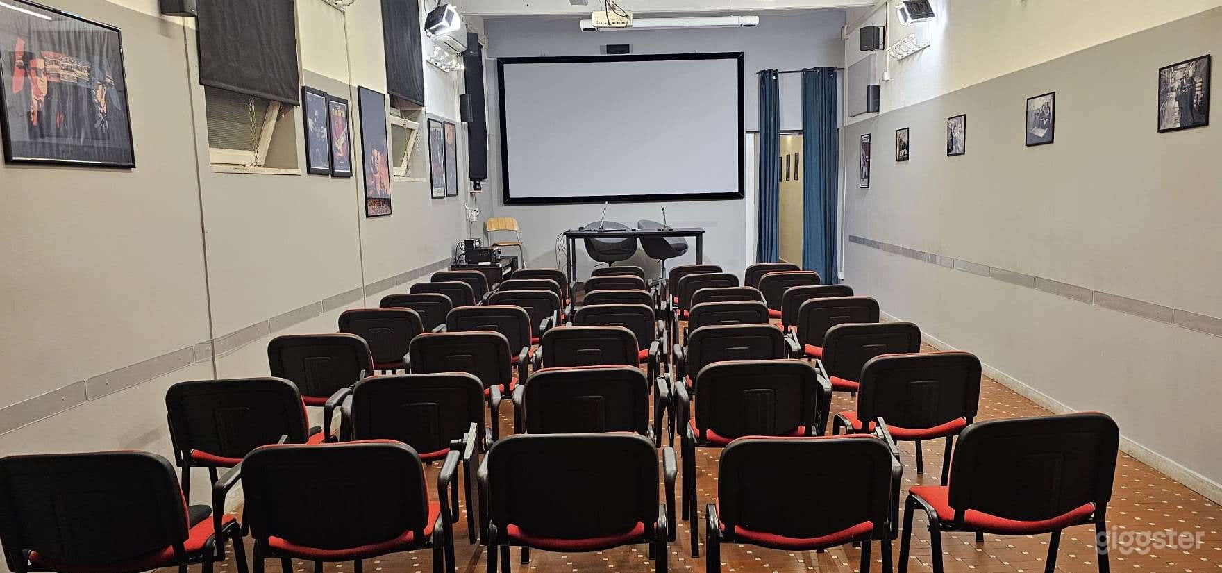 Foto di Sala attrezzata zona Colosseo per eventi proiezioni riprese 3