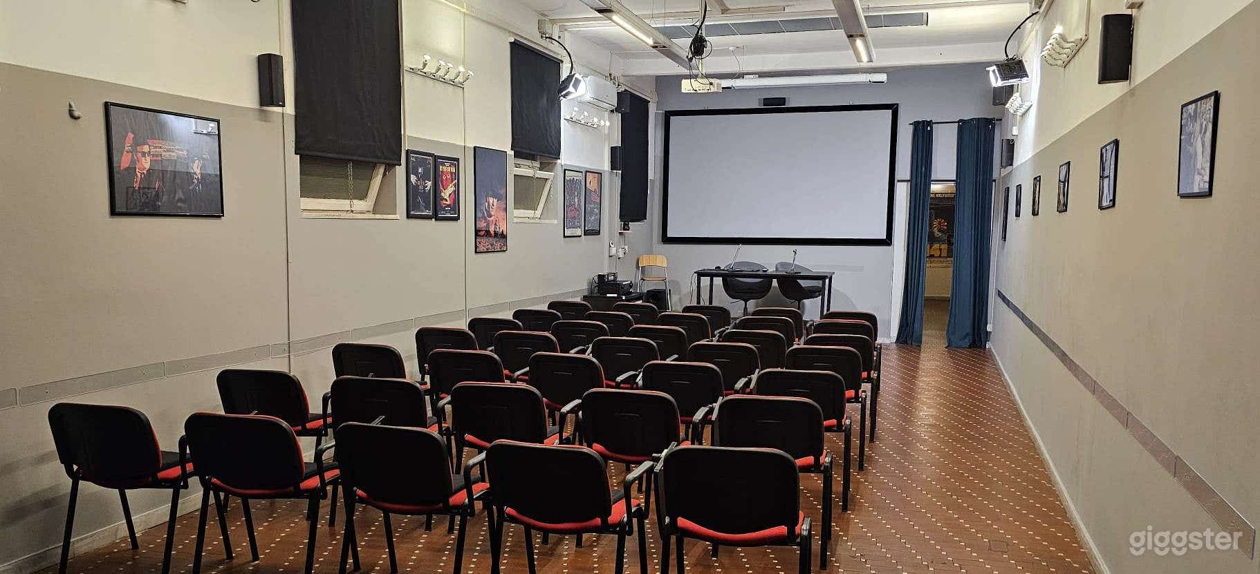 Foto di Sala attrezzata zona Colosseo per eventi proiezioni riprese 4