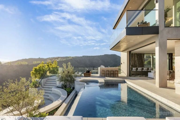  INFINITY-EDGE POOL BEFORE THE SKY 