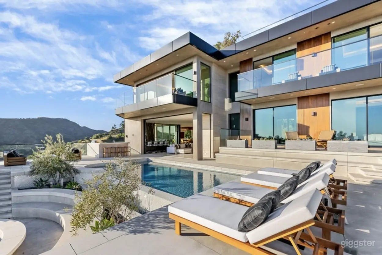 INFINITY-EDGE POOL BEFORE THE SKY Photo 1