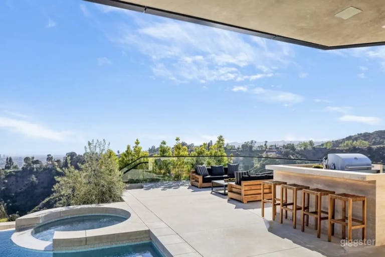 INFINITY-EDGE POOL BEFORE THE SKY 