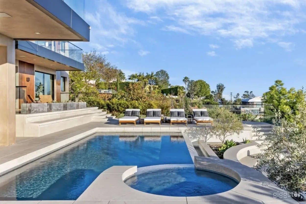 INFINITY-EDGE POOL BEFORE THE SKY Photo 3
